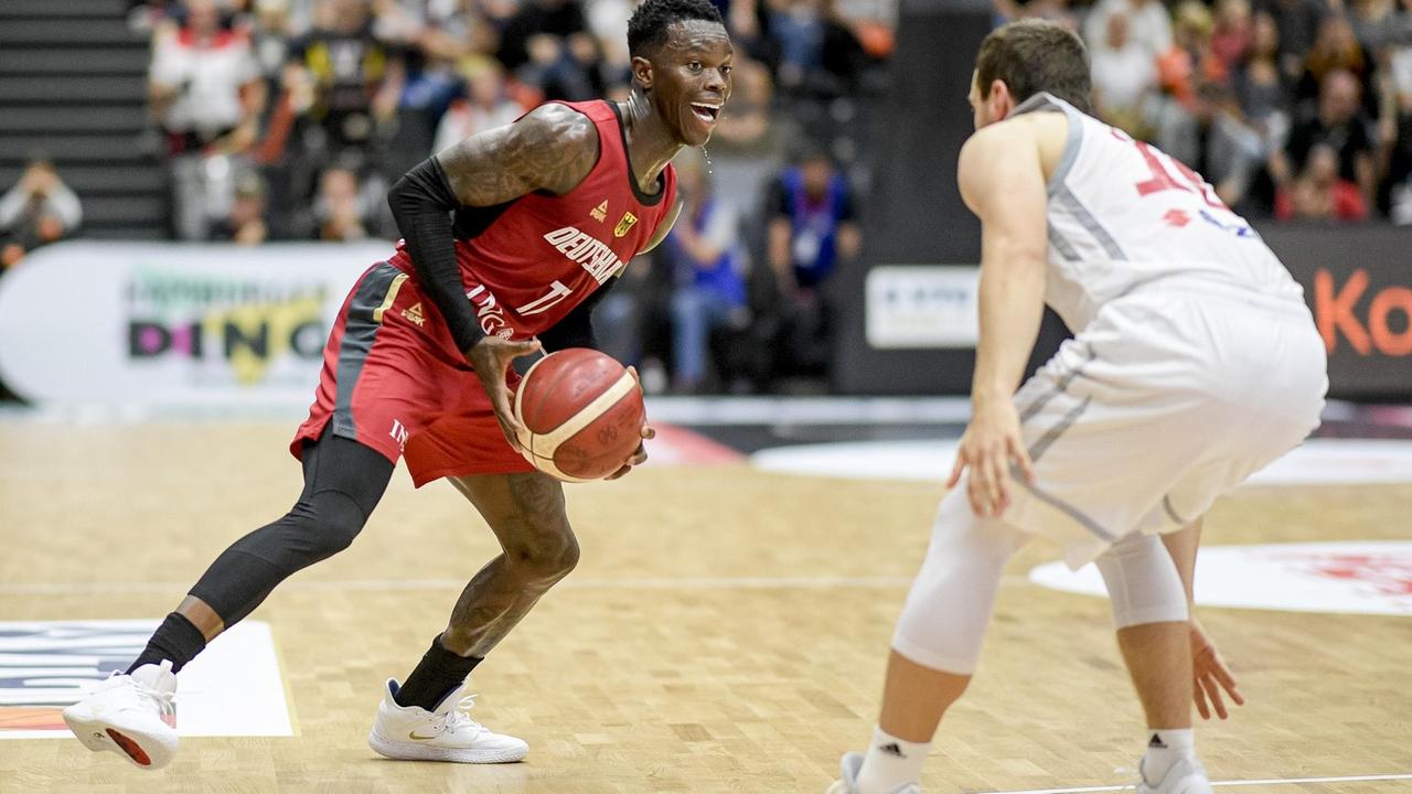 Deutschlands Dennis Schröder (l) versucht an Polens Kamil Laczynski vorbei zu kommen. Deutschlands Dennis Schröder (l) versucht an Polens Kamil Laczynski vorbei zu kommen.
