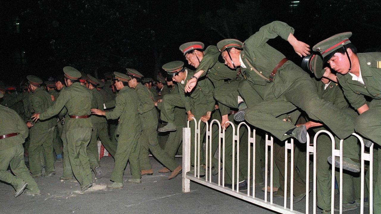 Soldaten der chinesischen Volksbefreiungsarmee beim Sturm auf den Platz des Himmlischen Friedens am 4. Juni 1989. Soldaten der chinesischen Volksbefreiungsarmee beim Sturm auf den Platz des Himmlischen Friedens am 4. Juni 1989.