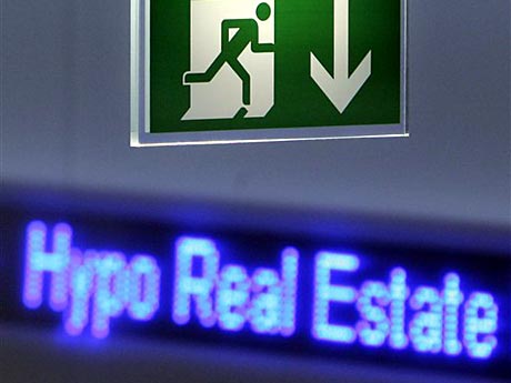 Der Schriftzug der Hypo Real Estate Bank auf einer Anzeige an der Börse in Frankfurt am Main Der Schriftzug der Hypo Real Estate Bank auf einer Anzeige an der Börse in Frankfurt am Main