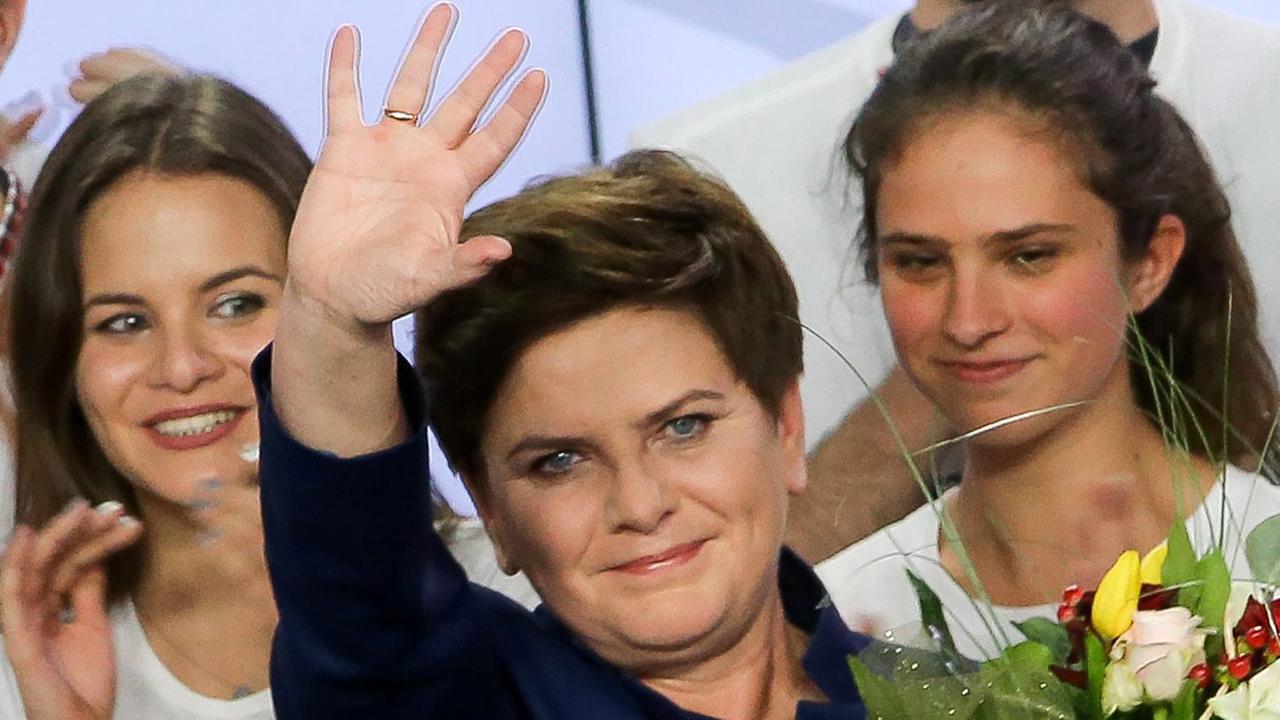 Polens Wahlsiegerin Beata Szydlo von der konservativen Partei PiS (Recht und Gerechtigkeit) Polens Wahlsiegerin Beata Szydlo von der konservativen Partei PiS (Recht und Gerechtigkeit)