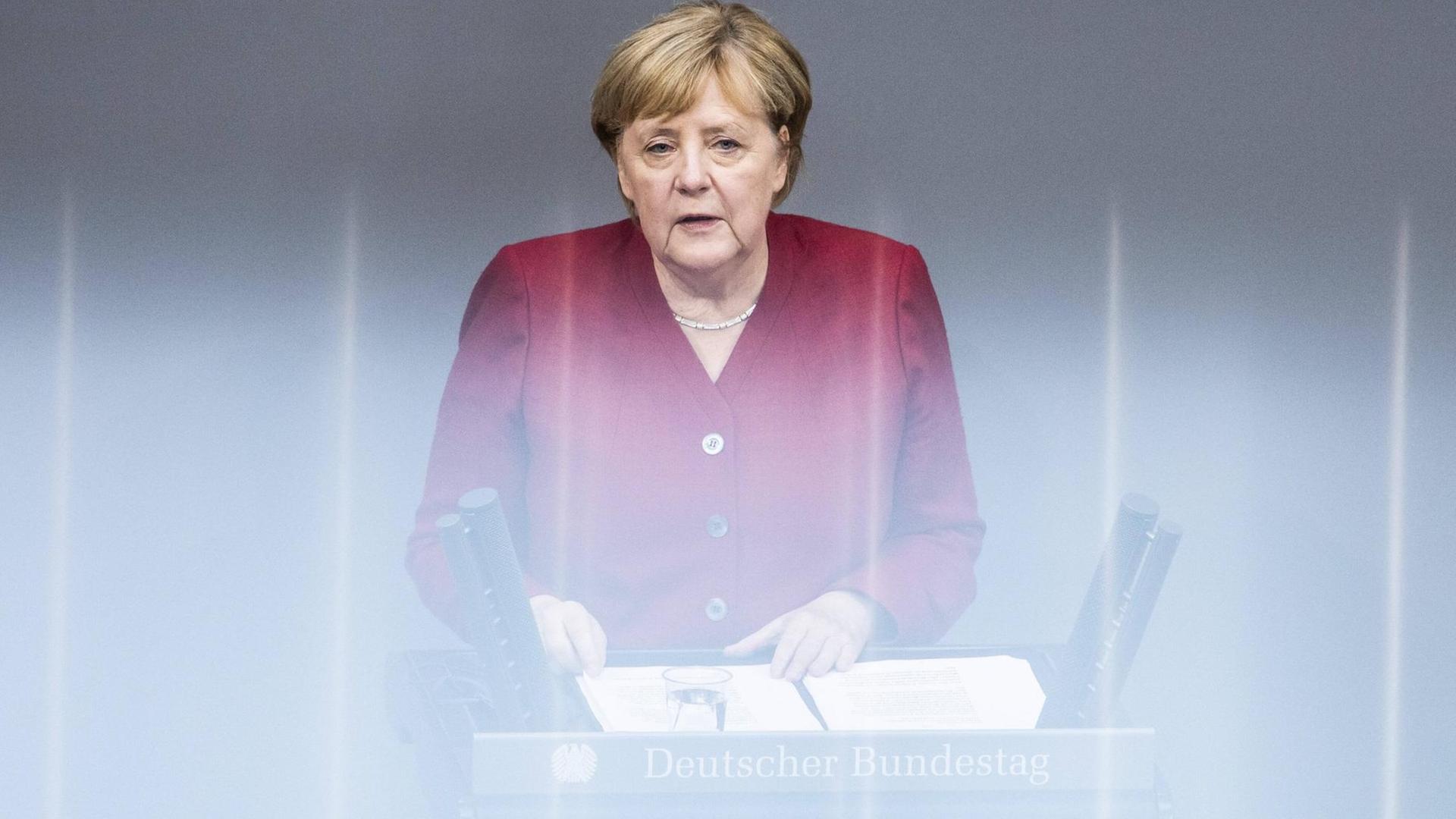 Bundeskanzlerin Angela Merkel spricht an einem Pult im Deutschen Bundestag Bundeskanzlerin Angela Merkel spricht an einem Pult im Deutschen Bundestag