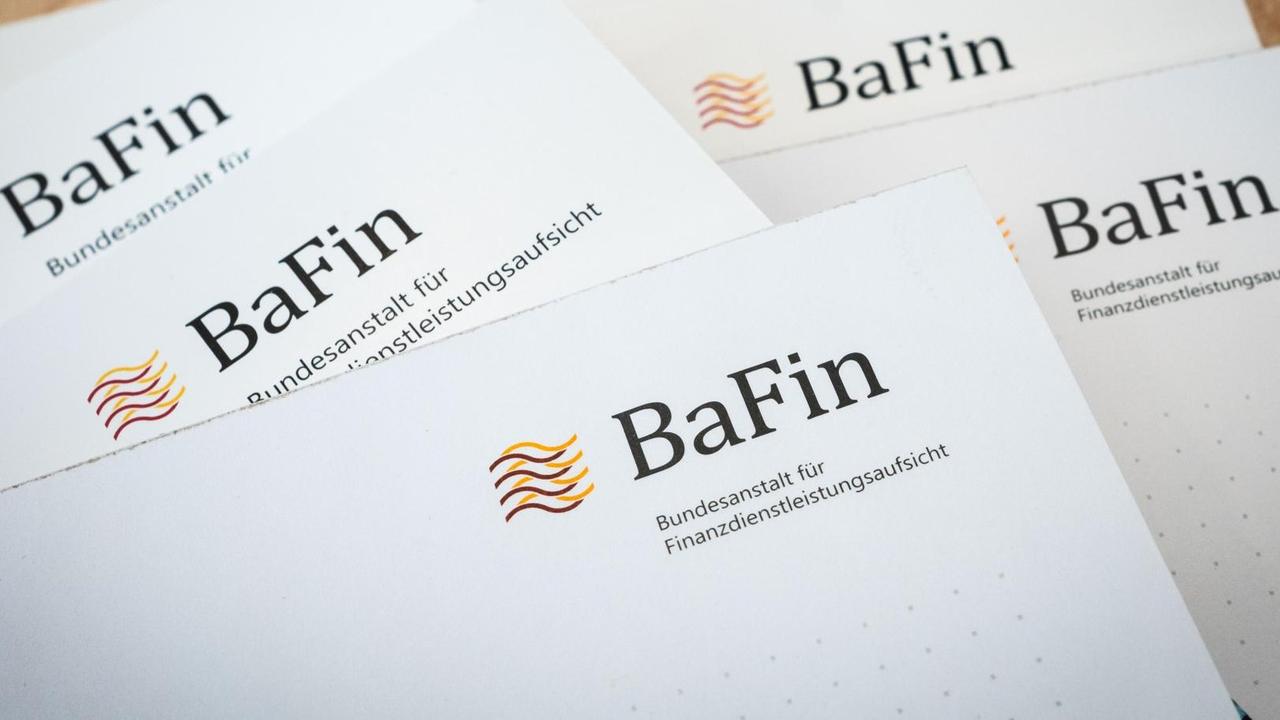 Informationsmaterial mit dem Logo der Bundesanstalt für Finanzdienstleistungsaufsicht BaFin liegen auf einem Tisch Informationsmaterial mit dem Logo der Bundesanstalt für Finanzdienstleistungsaufsicht BaFin liegen auf einem Tisch