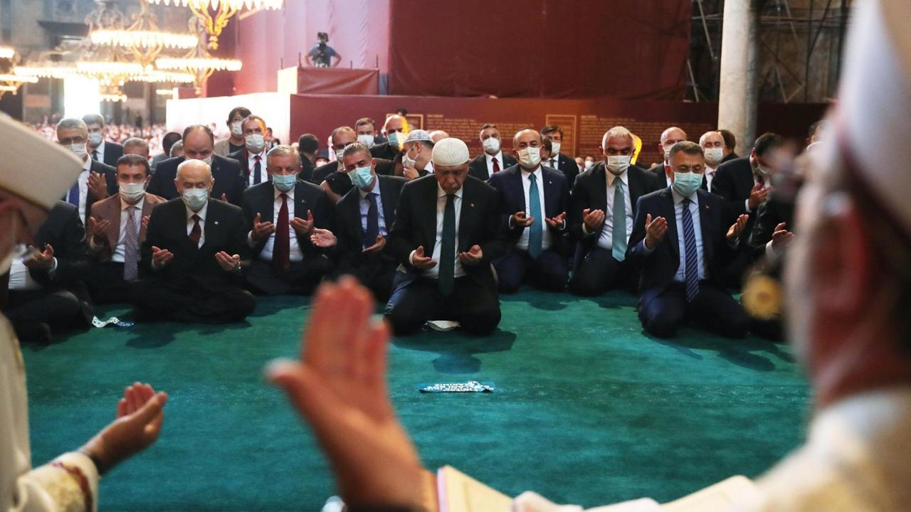 Der türkische Präsident Recep Tayyip Erdogan beim ersten Freitagsgebet in der Hagia Sophia nach der Umwandlung in eine Moschee in Istanbul, am 24. Juli 2020. Der türkische Präsident Recep Tayyip Erdogan beim ersten Freitagsgebet in der Hagia Sophia nach der Umwandlung in eine Moschee in Istanbul, am 24. Juli 2020.