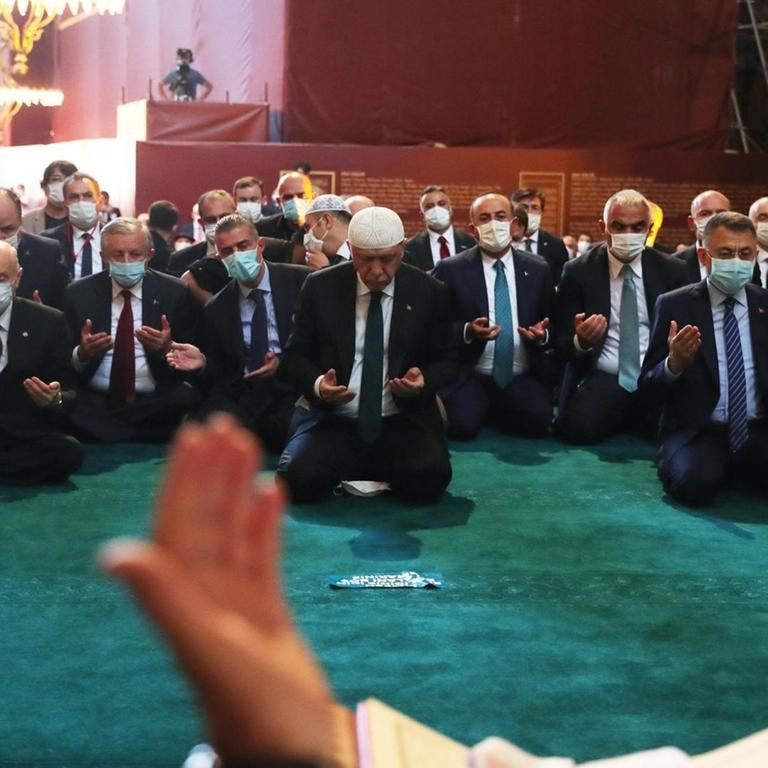 Der türkische Präsident Recep Tayyip Erdogan beim ersten Freitagsgebet in der Hagia Sophia nach der Umwandlung in eine Moschee in Istanbul, am 24. Juli 2020. 