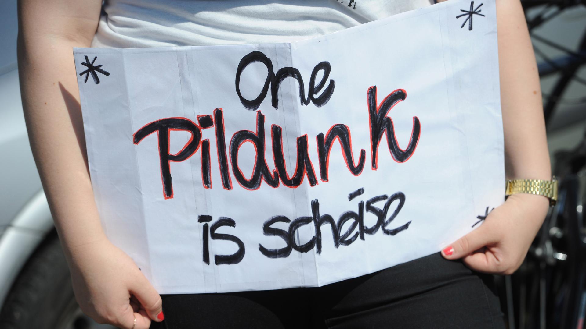Das T-Shirt eines Studenten mit dem falsch geschriebenen Spruch: "Ohne Bildung ist scheiße". Das T-Shirt eines Studenten mit dem falsch geschriebenen Spruch: "Ohne Bildung ist scheiße".