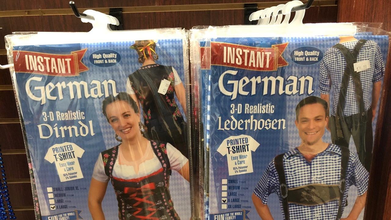 Verpackte "German 3-D Realistic" Dirndl und Lederhosen Verpackte "German 3-D Realistic" Dirndl und Lederhosen