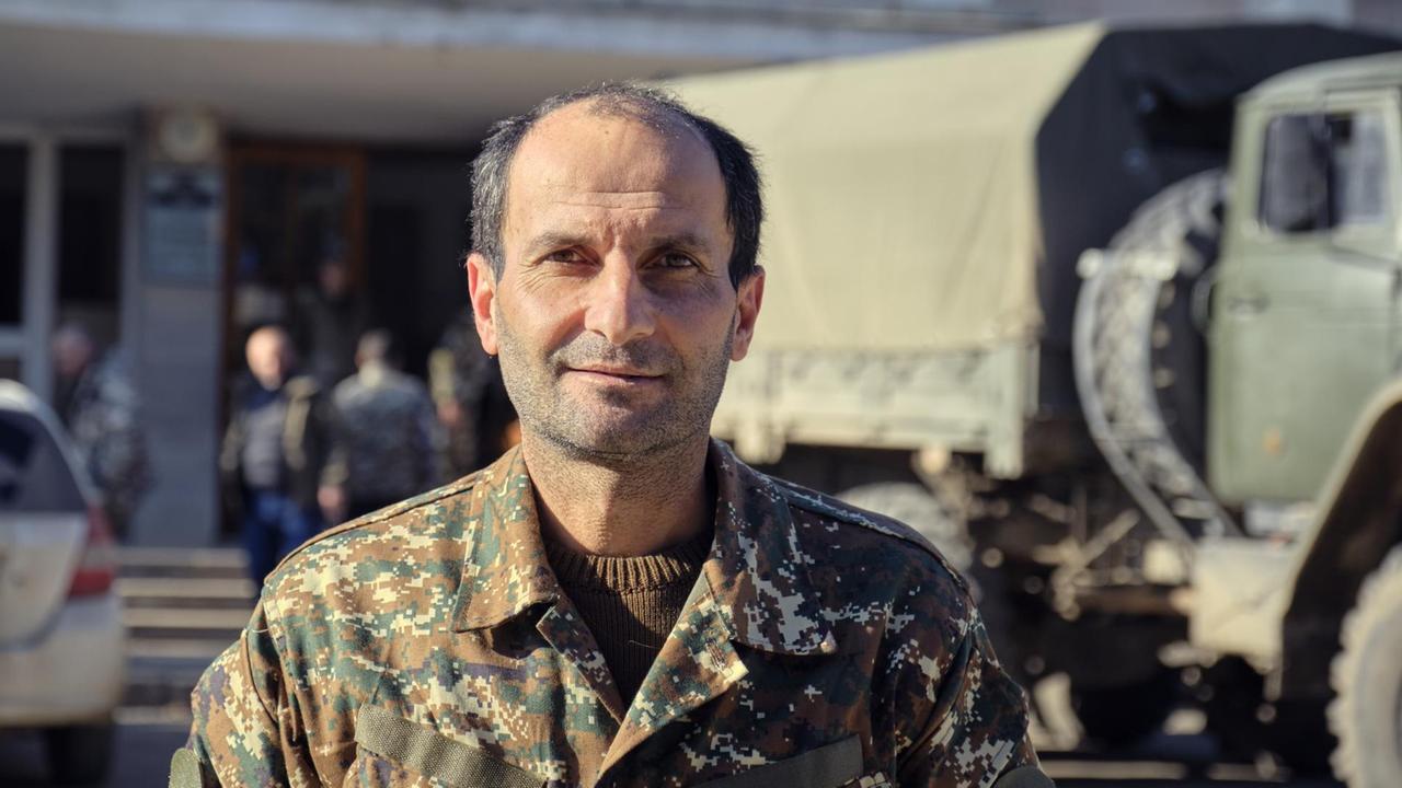 Martunis Bürgermeister Edik Avanesyan plant den Wiederaufbau. Er trägt Tarnuniform. Martunis Bürgermeister Edik Avanesyan plant den Wiederaufbau. Er trägt Tarnuniform.