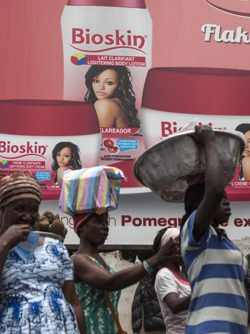 Werbung für hautbleichende Creme - eine Multimilliarden-Dollar-Industrie in Westafrika - auf einer Straße in Accra, Ghana im Jahr 2016. Ein Verbot der ghanaischen Regierung für einige Hautbleichmittel aus gesundheitlichen Gründen hat sich nicht auf die unzähligen Werbetafeln ausgeweitet, die die Botschaft vermitteln, dass weißere Haut schöner ist.