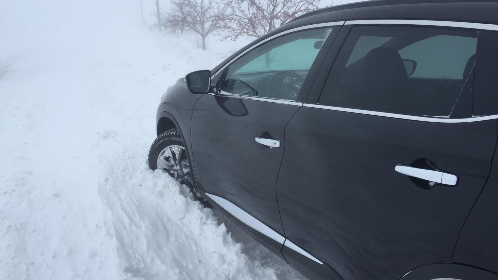 Ein Auto ist im Schnee festgefahren. Ein Auto ist im Schnee festgefahren.