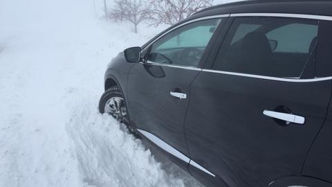 Ein Auto ist im Schnee festgefahren.
