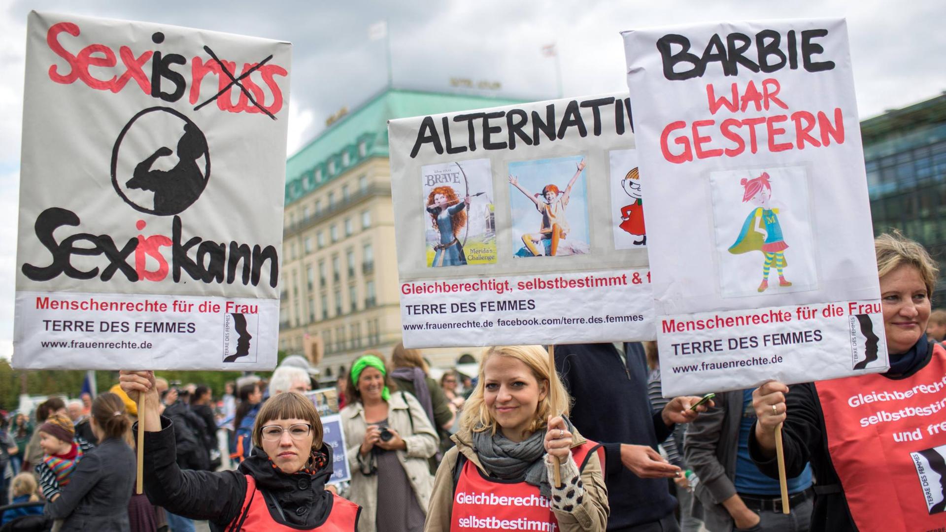 Pinkstinks-Demonstration vor dem Brandenburger Tor gegen Sexismus in der Werbung Pinkstinks-Demonstration vor dem Brandenburger Tor gegen Sexismus in der Werbung