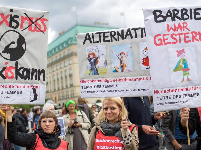Pinkstinks-Demonstration vor dem Brandenburger Tor gegen Sexismus in der Werbung