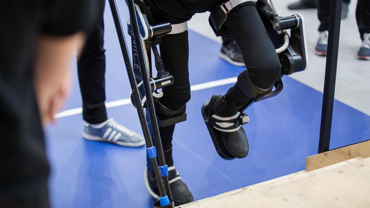 Auf der Pflegemesse Rehacare wird ein Exoskelett vorgestellt, das querschnittsgelähmten Menschen als Stütze dienen kann. Auf der Pflegemesse Rehacare wird ein Exoskelett vorgestellt, das querschnittsgelähmten Menschen als Stütze dienen kann.