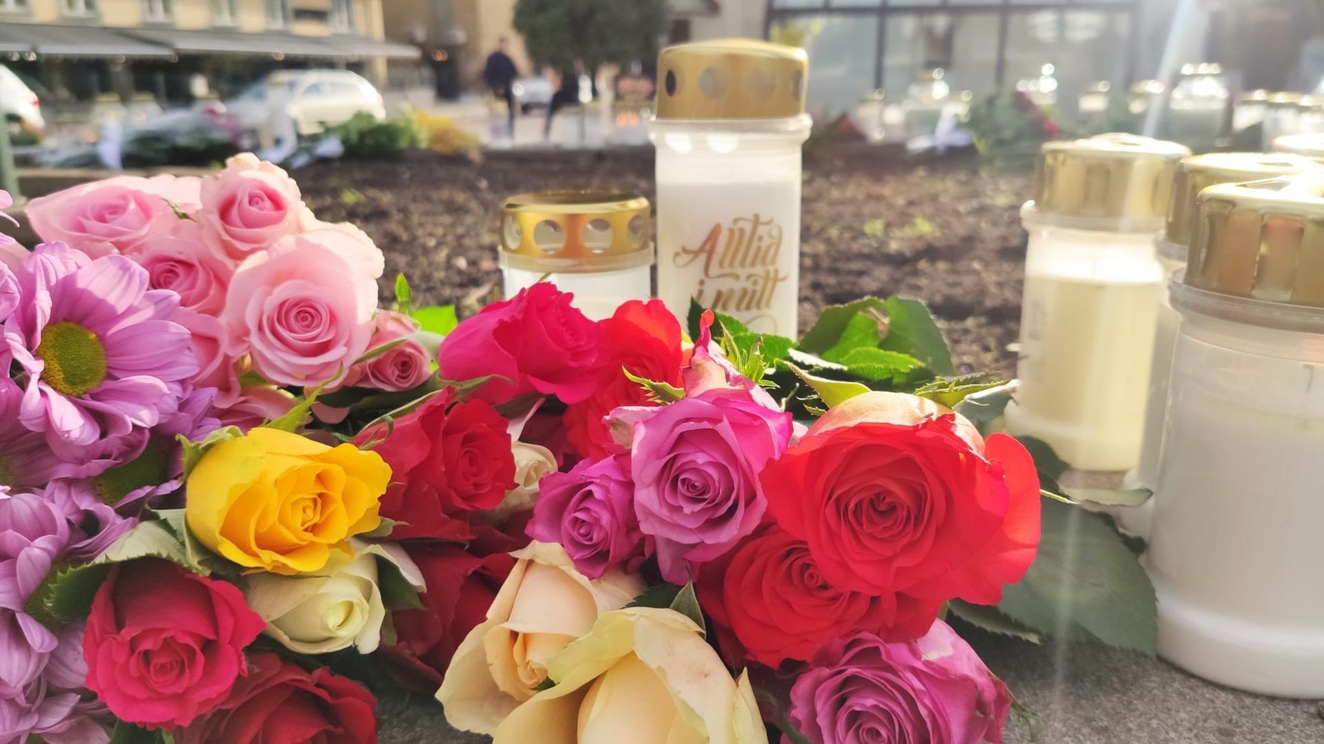 Rosen und Gedenkkerzen in Kongsberg, wo ein Mann bei einem Attentat fünf Menschen tötete. Rosen und Gedenkkerzen in Kongsberg, wo ein Mann bei einem Attentat fünf Menschen tötete.