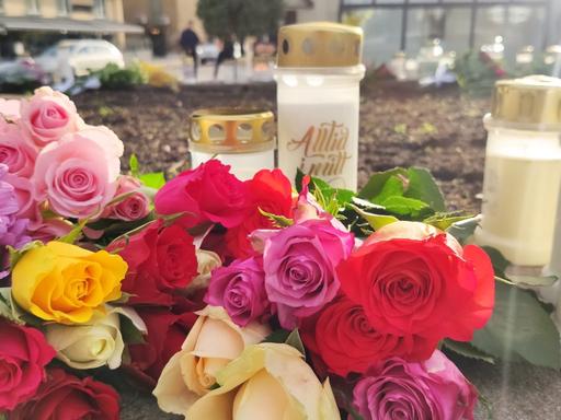 Rosen und Gedenkkerzen in Kongsberg, wo ein Mann bei einem Attentat fünf Menschen tötete.