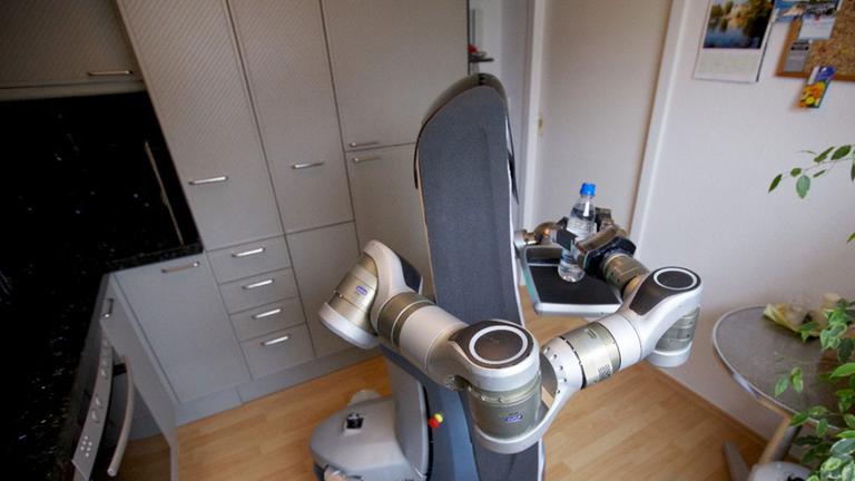 Der Care-O-bot vom Fraunhofer-Institut kann nicht nur saubermachen - sondern auch mal eine Flasche Wasser vorbeibringen. Der Care-O-bot vom Fraunhofer-Institut kann nicht nur saubermachen - sondern auch mal eine Flasche Wasser vorbeibringen.
