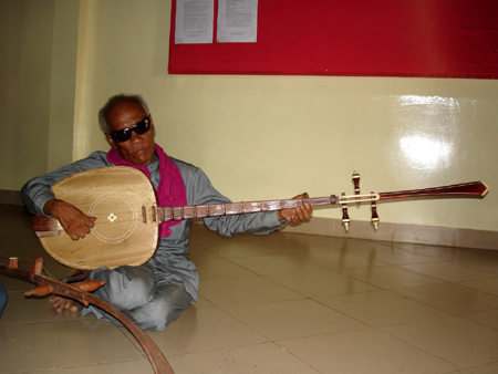 Kong Nay mit seinem Instrument, der Chapei Dong Veng. Kong Nay mit seinem Instrument, der Chapei Dong Veng.