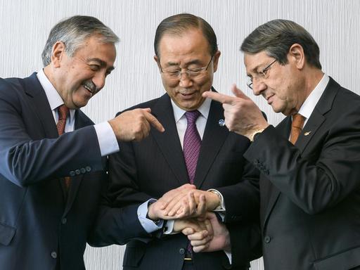 UN-Generalsekretär Ban Ki-Moon (Mitte) bereitet den Handschlag mit dem türkisch zyprischen Präsidenten Mustafa Akinci (links) und dem griechisch-zypriotischen Präsidenten Nicos Anastasiades (rechts) am 07. November 2016 in Mont Pelerin in der Schweiz vor.