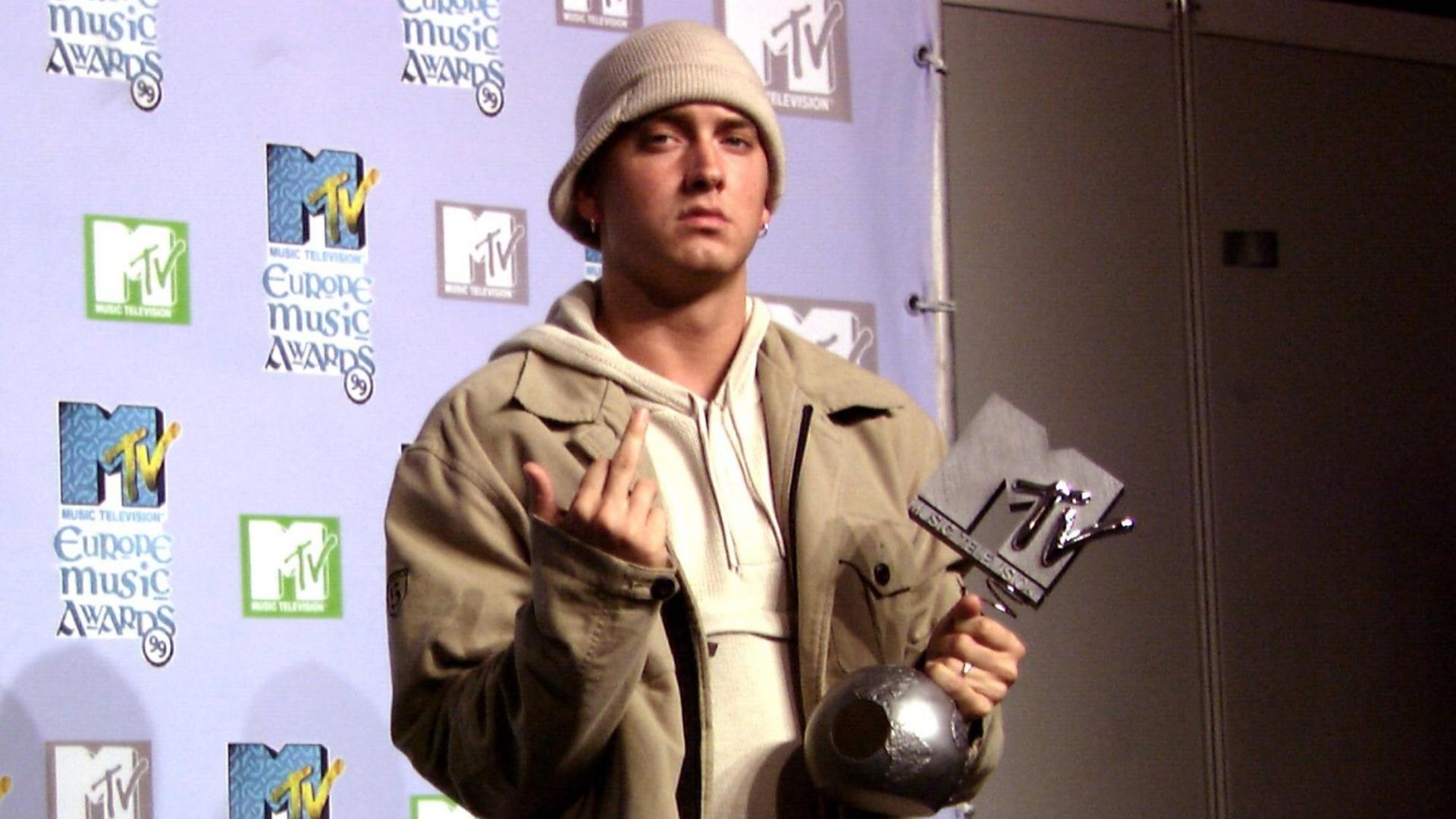 Eminem mit einem Preis von MTV in der Hand Eminem mit einem Preis von MTV in der Hand