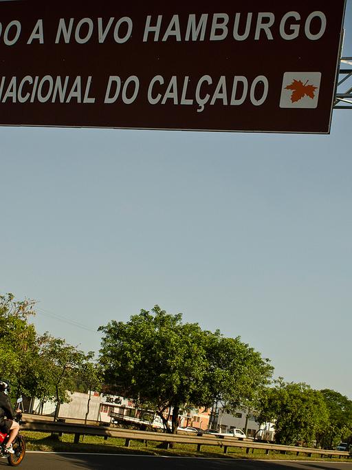 Ortsschild von Neu-Hamburg in Rio Grande do Sul: Spuren deutscher Auswanderer sind in Brasilien gelegentlich zu finden.