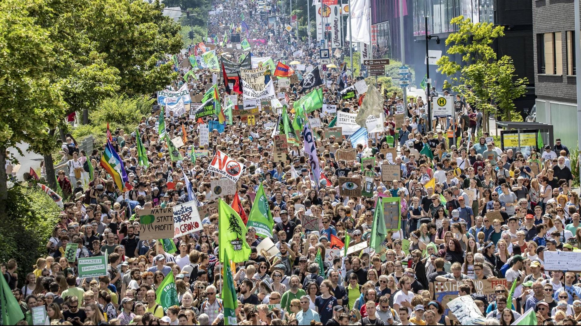 Tausende demonstrierten bei der ersten Fridays-for-Future-Demo in Aachen für mehr Klimaschutz Tausende demonstrierten bei der ersten Fridays-for-Future-Demo in Aachen für mehr Klimaschutz