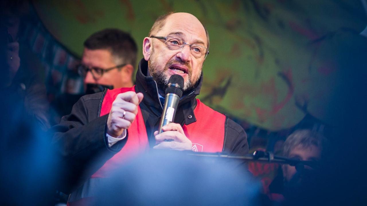 Der SPD-Parteivorsitzende Martin Schulz spricht in Berlin, am Rande der Siemens-Betriebsrätetagung der IG-Metall, zu den demonstrierenden Siemens-Beschäftigten