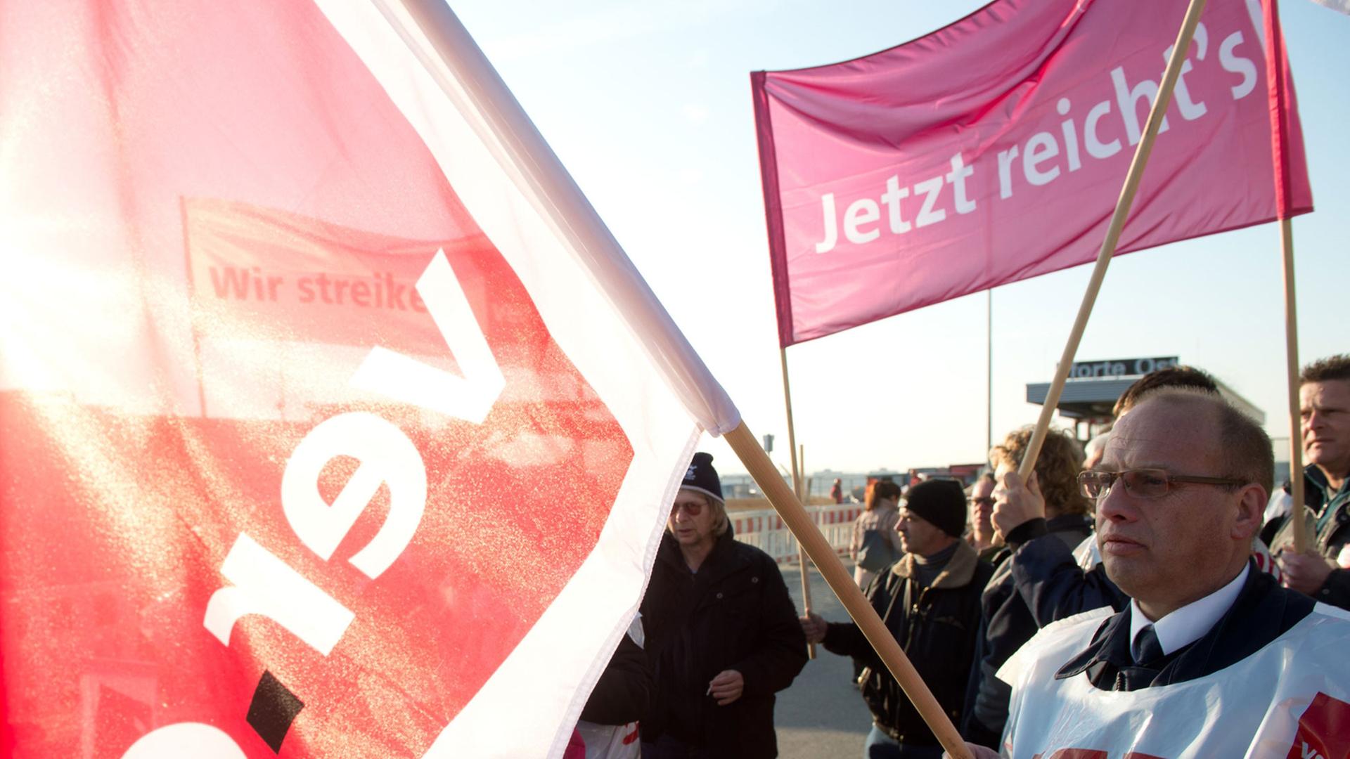 Warnstreik der Gewerkschaft Verdi am Flughafen Stuttgart Warnstreik der Gewerkschaft Verdi am Flughafen Stuttgart