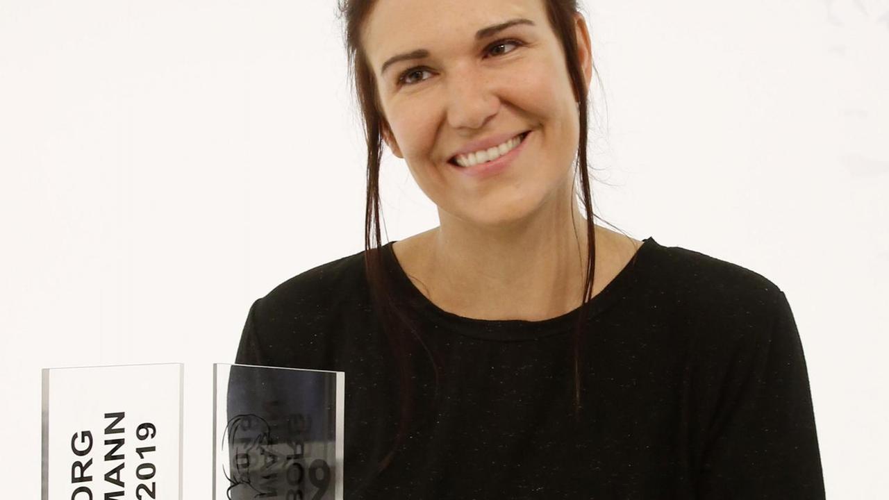 Birgit Birnbacher, Autorin aus Österreich, hält die Trophäe für den Ingeborg-Bachmann-Preis. Birgit Birnbacher, Autorin aus Österreich, hält die Trophäe für den Ingeborg-Bachmann-Preis.