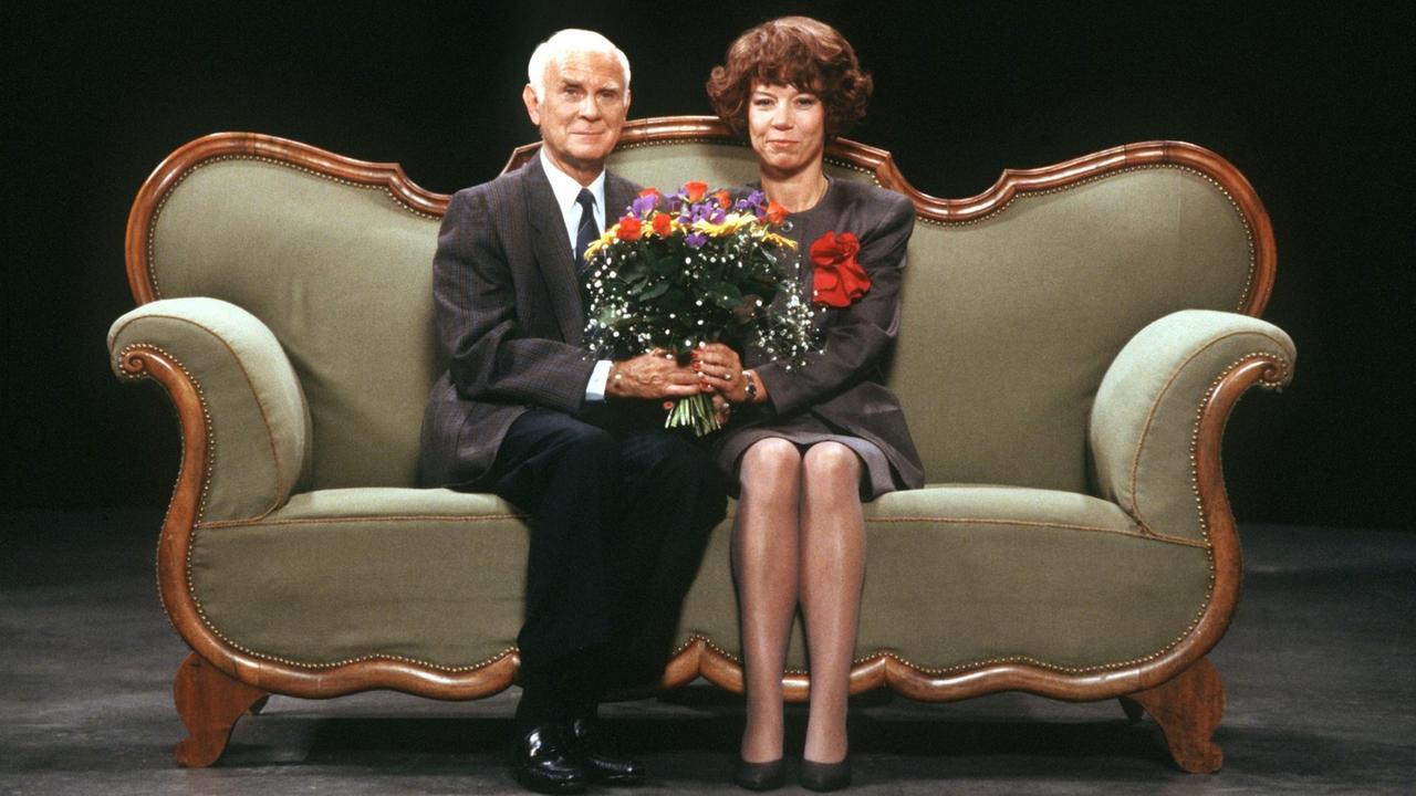 Loriot, mit bürgerlichem Namen Bernhard Victor von Bülow, mit Evelyn Hamann auf dem berühmten Sofa (1989). Loriot, mit bürgerlichem Namen Bernhard Victor von Bülow, mit Evelyn Hamann auf dem berühmten Sofa (1989).