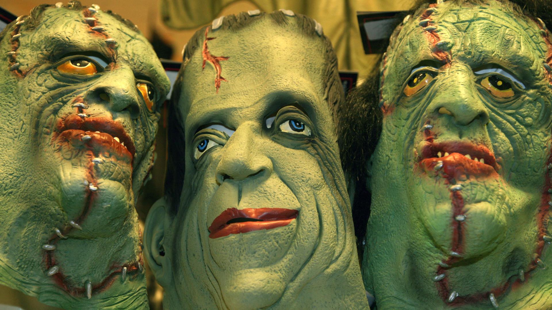 Drei grüne Frankenstein-Gummimasken.