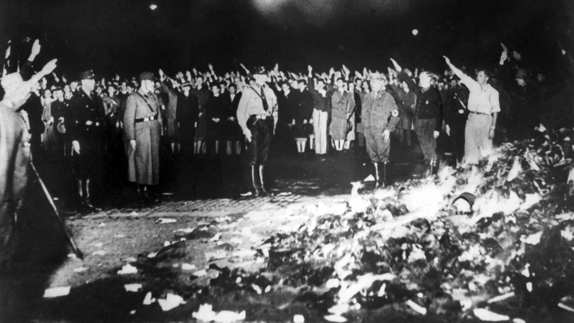 Bücher-Verbrennung im 3. Reich Bücher-Verbrennung im 3. Reich