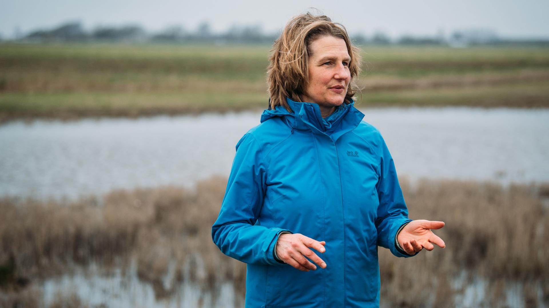 Silke Backsen steht auf einem Feld auf der Insel Pellworm. Sie hat zusammen mit Greenpeace Klage gegen die Bundesregierung eingereicht, weil diese ihre Klimaziele nicht erreicht. Silke Backsen steht auf einem Feld auf der Insel Pellworm. Sie hat zusammen mit Greenpeace Klage gegen die Bundesregierung eingereicht, weil diese ihre Klimaziele nicht erreicht.