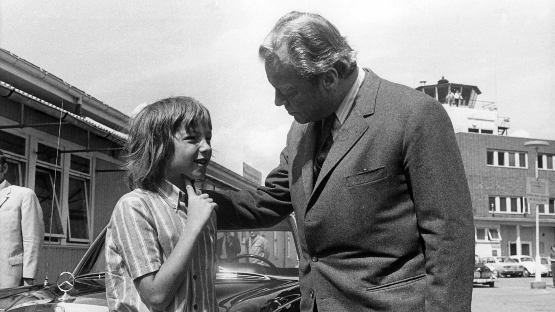 Bundeskanzler Willy Brandt (r) wird am 11.07.1972 von seinem Sohn Matthias vom Flughafen abgeholt.