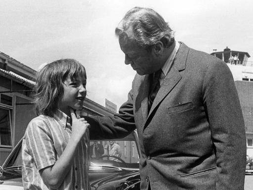 Bundeskanzler Willy Brandt (r) wird am 11.07.1972 von seinem Sohn Matthias vom Flughafen abgeholt.