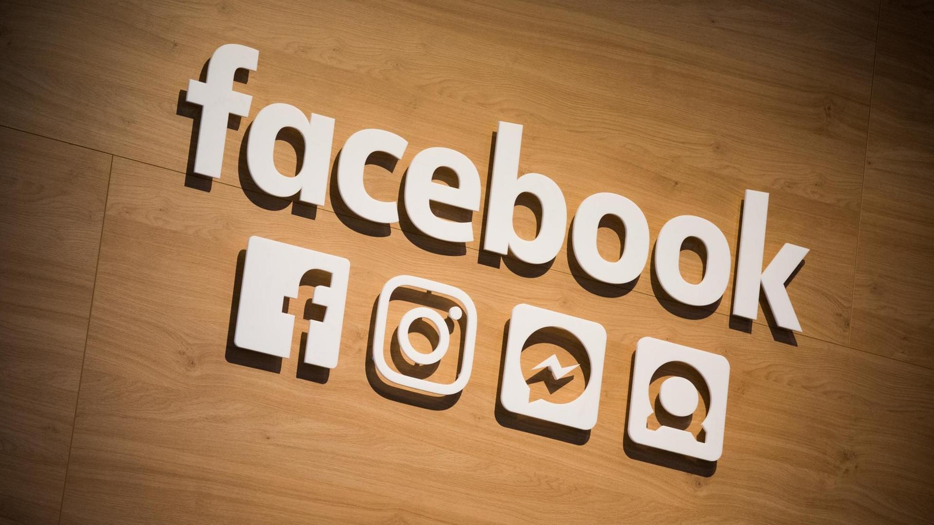 Das Logo von Facebook und anderen Firmen, die zum Facebook-Konzern gehören.