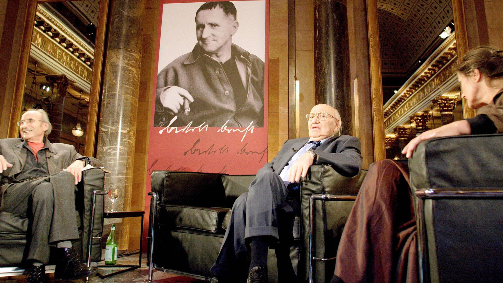 Schriftsteller Peter Rühmkorf (li.), Literaturkritiker Marcel Reich-Ranicki und Fernsehmoderatorin Iris Radisch während der ZDF-Sendung "Das Literarische Quartett" 2006 Schriftsteller Peter Rühmkorf (li.), Literaturkritiker Marcel Reich-Ranicki und Fernsehmoderatorin Iris Radisch während der ZDF-Sendung "Das Literarische Quartett" 2006