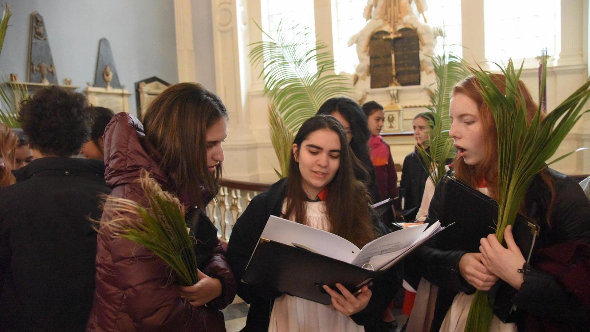 Gemeindemitglieder der Trinity Kirche Wall Street feiern den Palmsonntag mit den symbolischen Palmwedeln in einer Versammlung in der St. Paul's Kapelle.