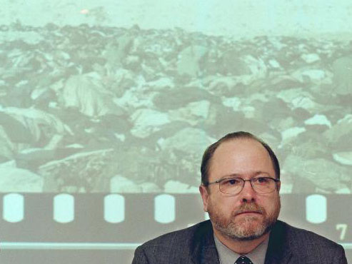 Jan Philipp Reemtsma, Leiter des Hamburger Institut für Sozialforschung, während der Pressekonferenz zur Neukonzeption der Ausstellung "Vernichtungskrieg", November 2000. Jan Philipp Reemtsma, Leiter des Hamburger Institut für Sozialforschung, während der Pressekonferenz zur Neukonzeption der Ausstellung "Vernichtungskrieg", November 2000.