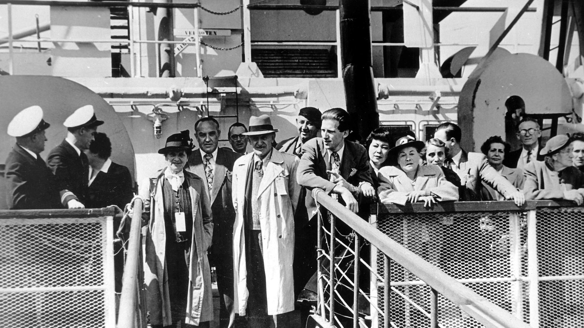 Rückkehr in die Heimat: Juden 1950 in Bremerhaven. Sie waren 1939 vor den Nazis nach Schanghai geflüchtet. Rückkehr in die Heimat: Juden 1950 in Bremerhaven. Sie waren 1939 vor den Nazis nach Schanghai geflüchtet.