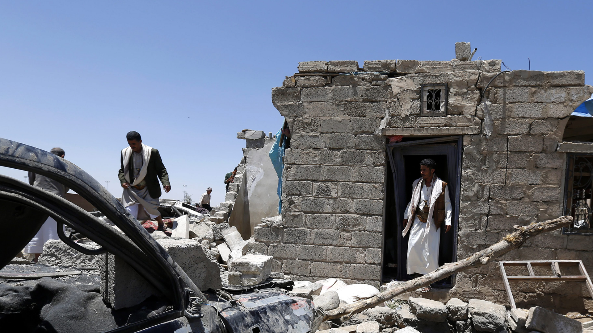 Ein zerstörtes Haus und ein Auto, die angeblich von den Luftangriffen der saudischen Koalition getroffen wurden. Ein zerstörtes Haus und ein Auto, die angeblich von den Luftangriffen der saudischen Koalition getroffen wurden.