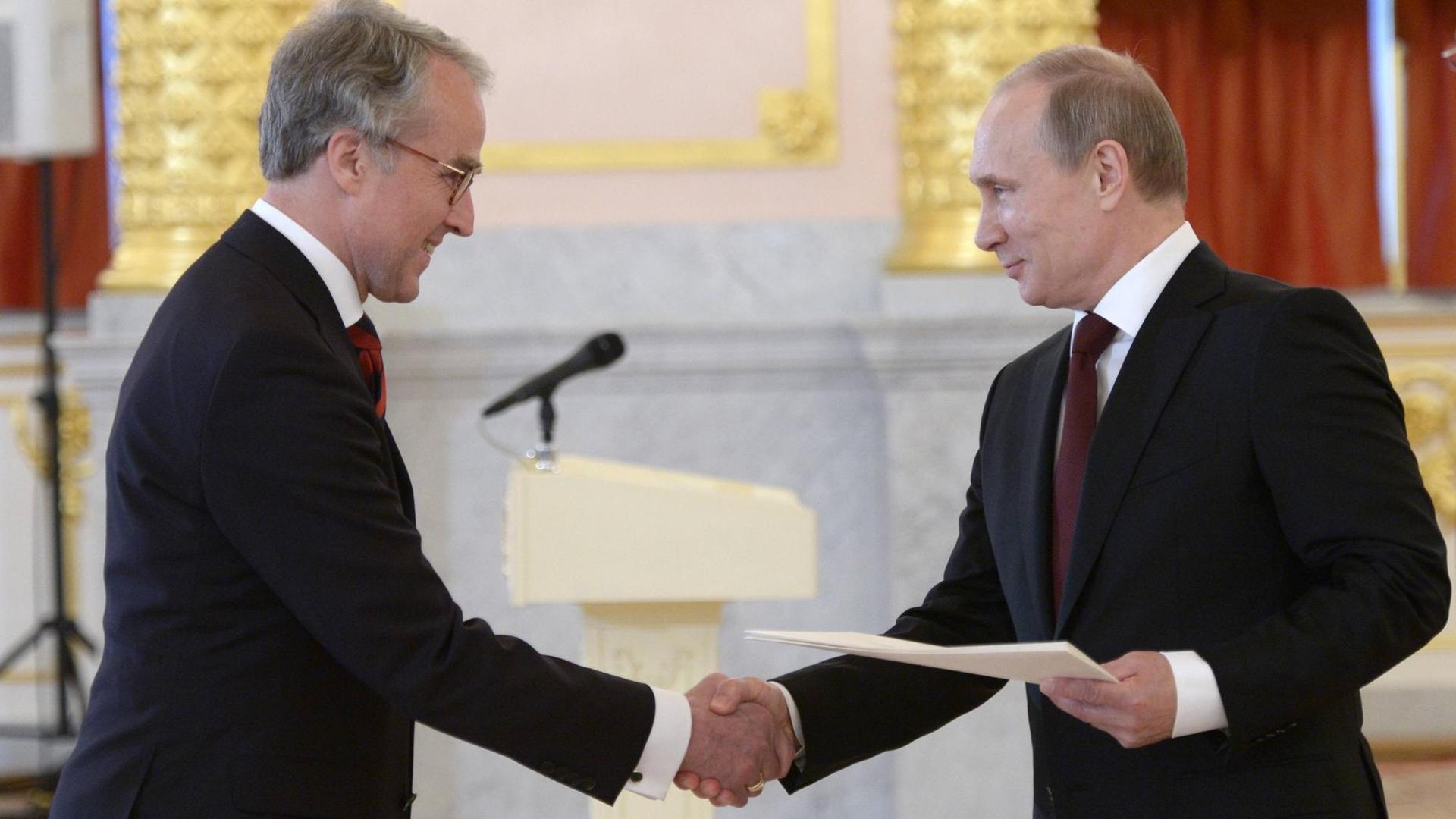Rüdiger von Fritsch deutscher Botschafter in Moskau, gibt dem russischen Präsidenten Wladimir Putin die Hand