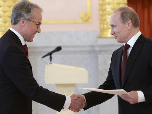 Rüdiger von Fritsch deutscher Botschafter in Moskau, gibt dem russischen Präsidenten Wladimir Putin die Hand