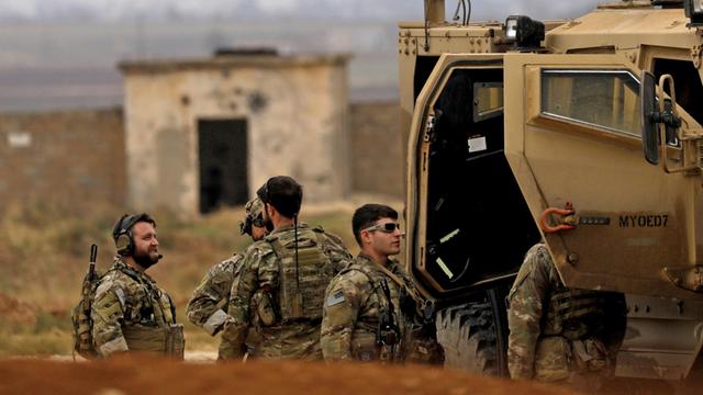 US-Soldaten und Mitglieder der "Demokratischen Kräfte Syriens" (SDF) patrouillieren in Al-Darbasiyah.