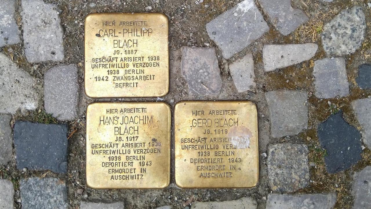 Drei Stolpersteine der Familie Blach. Drei Stolpersteine der Familie Blach.
