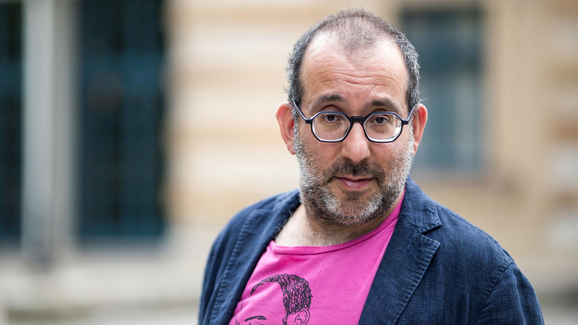 Der Intendant und Chefregisseur der Komischen Oper Berlin, Barrie Kosky, steht am 14.07.2017 in Bayreuth (Bayern) vor dem Festspielhaus. Der Australier führt bei den diesjährigen Bayreuther Festspielen Regie in einer Neuinszenierung der Richard-Wagner-Oper "Die Meistersinger von Nürnberg". Der Intendant und Chefregisseur der Komischen Oper Berlin, Barrie Kosky, steht am 14.07.2017 in Bayreuth (Bayern) vor dem Festspielhaus. Der Australier führt bei den diesjährigen Bayreuther Festspielen Regie in einer Neuinszenierung der Richard-Wagner-Oper "Die Meistersinger von Nürnberg".