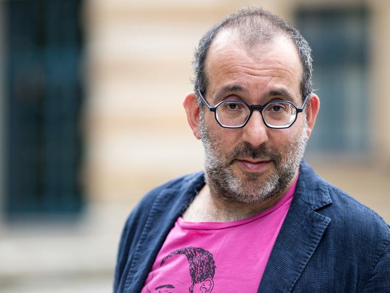 Der Intendant und Chefregisseur der Komischen Oper Berlin, Barrie Kosky, steht am 14.07.2017 in Bayreuth (Bayern) vor dem Festspielhaus. Der Australier führt bei den diesjährigen Bayreuther Festspielen Regie in einer Neuinszenierung der Richard-Wagner-Oper "Die Meistersinger von Nürnberg".