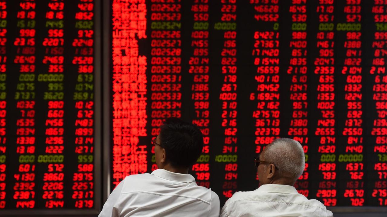 Börsenkurse werden auf einer Tafel in der Pekinger Börse angezeigt.