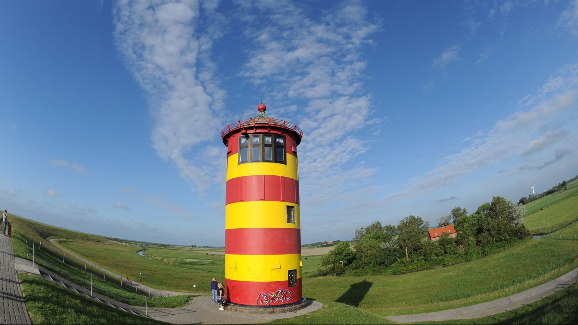 Der Pilsumer Leuchtturm, aufgenommen am 10.06.2012 am Deich unweit von Pilsum (Landkreis Aurich) in Ostfriesland. Der zwölf Meter Leuchtturm war in den Jahren 1891 bis 1915 für den Schiffsfahrweg zwischen Emden und der Nordsee in Betrieb. Heute gilt er als ein Wahrzeichen Ostfrieslands. Der Pilsumer Leuchtturm, aufgenommen am 10.06.2012 am Deich unweit von Pilsum (Landkreis Aurich) in Ostfriesland. Der zwölf Meter Leuchtturm war in den Jahren 1891 bis 1915 für den Schiffsfahrweg zwischen Emden und der Nordsee in Betrieb. Heute gilt er als ein Wahrzeichen Ostfrieslands.