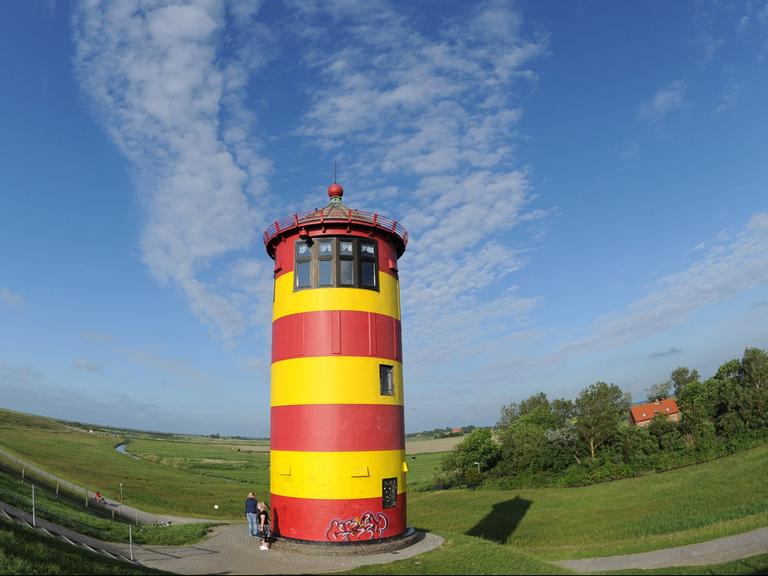 Der Pilsumer Leuchtturm, aufgenommen am 10.06.2012 am Deich unweit von Pilsum (Landkreis Aurich) in Ostfriesland. Der zwölf Meter Leuchtturm war in den Jahren 1891 bis 1915 für den Schiffsfahrweg zwischen Emden und der Nordsee in Betrieb. Heute gilt er als ein Wahrzeichen Ostfrieslands.