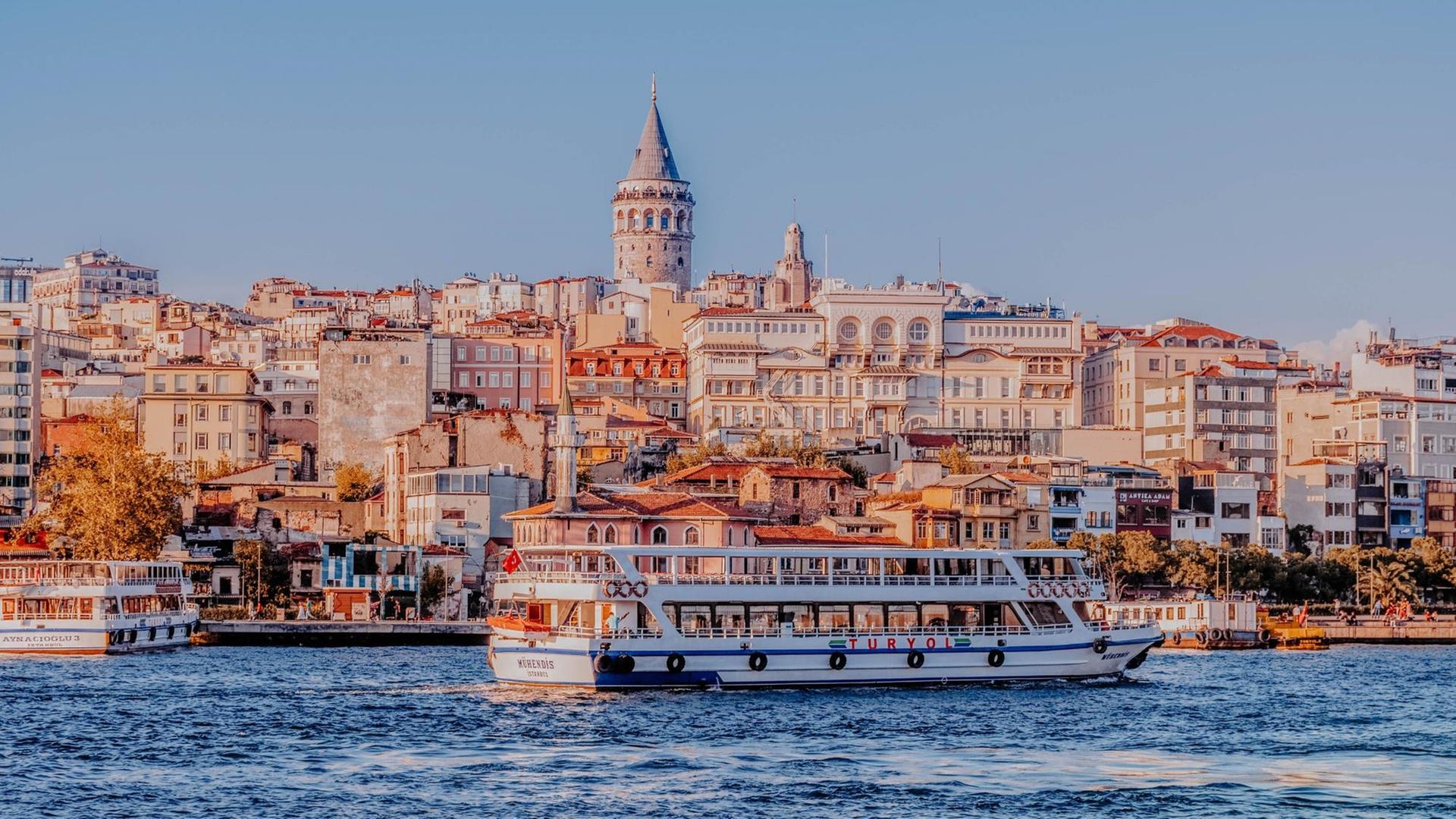 Eine abendliche Stimmung über Istanbul und den Bosporus. Eine abendliche Stimmung über Istanbul und den Bosporus.